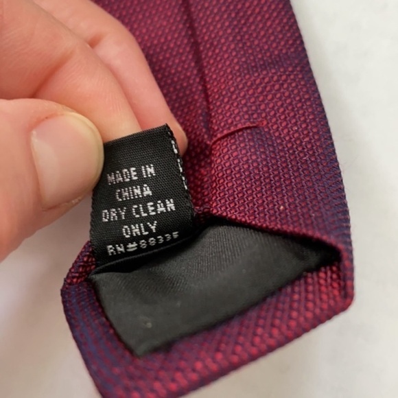 Kenneth Cole Reaction red blue iridescent men’s silk tie - Picture 6 of 16